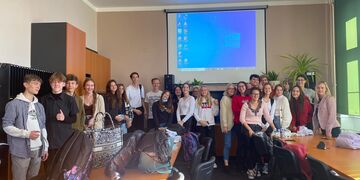 Zahraniční dobrovolnice Alex s workshopy o dobrovolnictví na školách