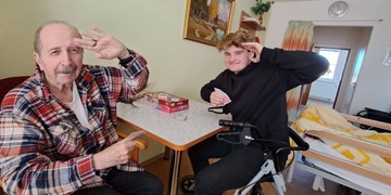 Už přišel náš Mareček, těší se senioři na dobrovolníka DofE, který je chodí navštěvovat
