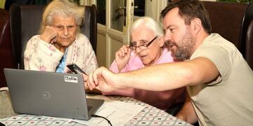 Moudrá síť ve Fakultní Thomayerově nemocnici: Pomoc seniorům i zdravotníkům