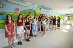 Žáci proměnili nemocniční chodbu v barevné místo pro dětské pacienty