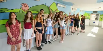 Žáci proměnili nemocniční chodbu v barevné místo pro dětské pacienty