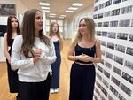 Výstava o Osvětimi vznikla bez zadání a bez učitele. Studenti ji celý rok tvořili sami